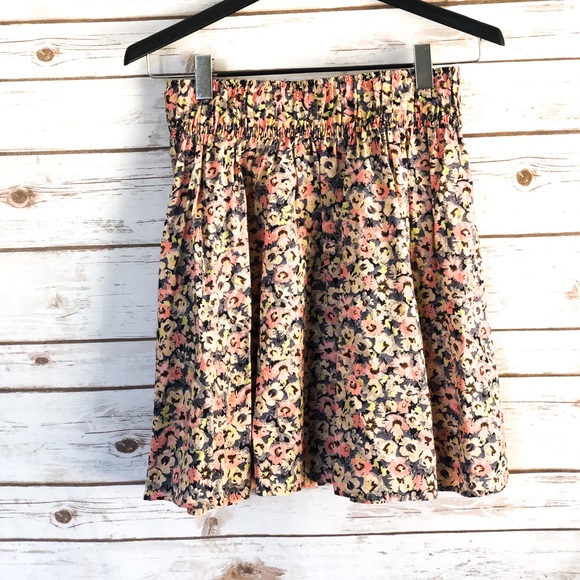 H&M Dresses & Skirts - ⭐️LAST CHANCE⭐️ H&M Stretchy Floral Skirt Size Sm